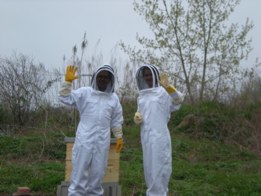 Eli and Katherin in beesuits